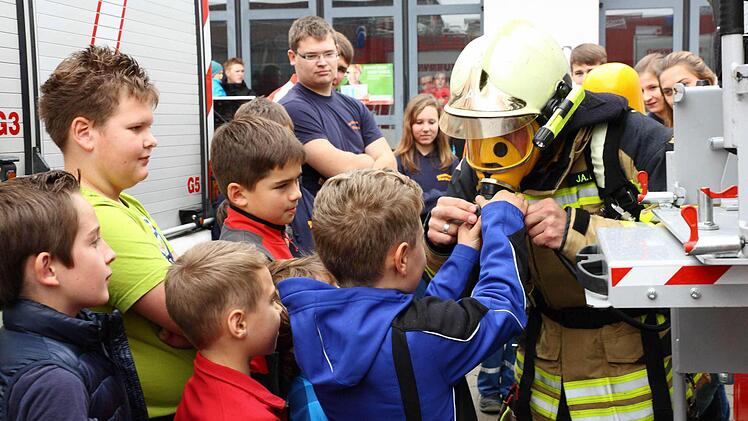 Komische Stimme, dafür keine komischen Gerüche mehr: Die kleinen Feuerwehrleute in spe durften beim Anlegen der Atemschutzausrüstung helfen.
