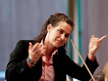 Anna-Sophie Brüning dirigiert "Peter und der Wolf" beim Kinderkonzert im Landestheater. Das musikalische Märchen war bereit Ende Juni bei den Kinderkulturtagen Coburg im Kongresshaus zu erleben.Foto: Archiv/Jochen Berger
