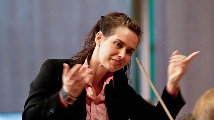 Anna-Sophie Brüning dirigiert "Peter und der Wolf" beim Kinderkonzert im Landestheater. Das musikalische Märchen war bereit Ende Juni bei den Kinderkulturtagen Coburg im Kongresshaus zu erleben.Foto: Archiv/Jochen Berger