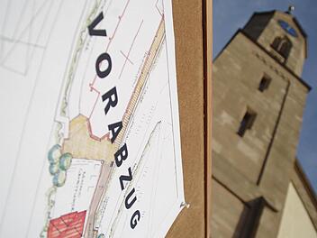 Stellwände vor der Wallenfelser Kirche informierten die Bürger bereits vor dem Rundgang über den Planungsstand. Foto: Marco Meißner