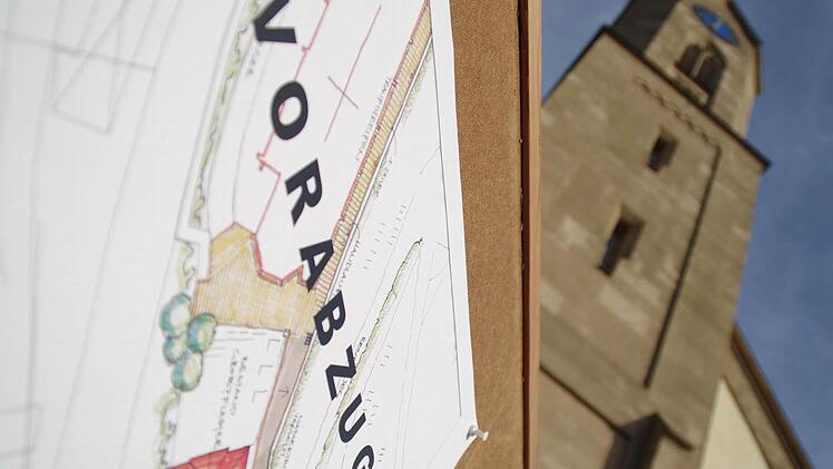 Stellwände vor der Wallenfelser Kirche informierten die Bürger bereits vor dem Rundgang über den Planungsstand. Foto: Marco Meißner