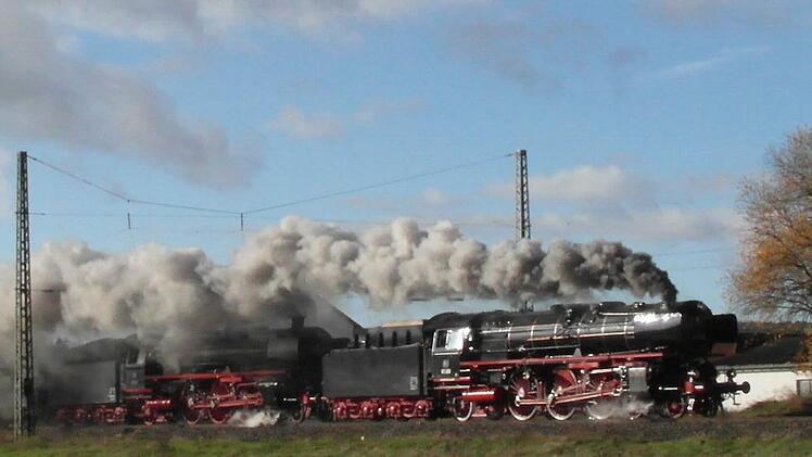 Auch das gibt es noch: Eine Dampflokomotive prescht durchs Maintal bei Ebensfeld - auf der Trasse, die in zwei Jahren vom ICE befahren wird. Foto: Matthias Höher