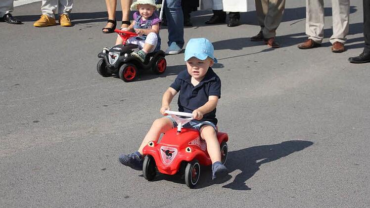 Zwei Rennfahrer auf der Strecke. Foto: Helmut Will