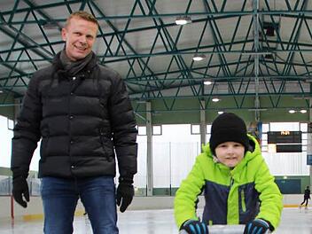 Georg Panzer (links) aus Oberthulba steht zum ersten Mal seit Jahren wieder auf dem Eis. Er besucht mit Julian die öffentliche Laufzeit in der Eishalle Bad Kissingen.  Foto: Benedikt Borst