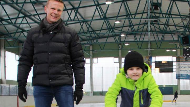 Georg Panzer (links) aus Oberthulba steht zum ersten Mal seit Jahren wieder auf dem Eis. Er besucht mit Julian die öffentliche Laufzeit in der Eishalle Bad Kissingen.  Foto: Benedikt Borst
