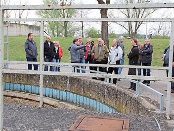 Auf dem Gelände der Adelsdorfer Kläranlage informierte Bürgermeister Karsten Fischkal die Mitglieder des Haupt- und Finanzausschusses über die geplanten Baumaßnahmen.  Foto: Andreas Dorsch