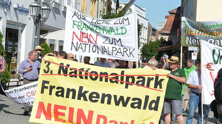 Demonstration gegen einen Nationalpark Frankenwald auf dem Kulmbacher Marktplatz Foto: Ronald Rinklef