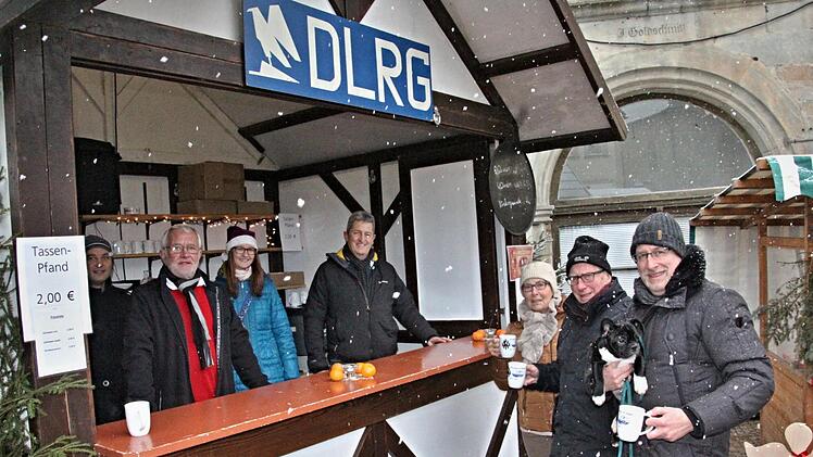 Auch die DLRG Ebern bot warme Getränke an.Helmut Will