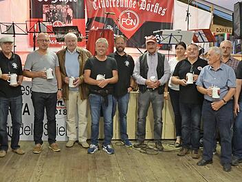 F&uuml;r 40 Jahre beim Fanclub wurden geehrt (von links): Wolfgang Schmitter, Siegfried Wagner, Fritz Kempf, Ulrich Stempel, Heinrich Schmidt, Schriftf&uuml;hrer Michael Wagner, Hans-J&uuml;rgen Brandt, Zweite B&uuml;rgermeisterin Angela Hofmann, Roland Kramp, Josef Schmidt, Norbert Schmidt und 1. Vorsitzender Frank Wich.