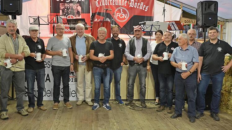 F&uuml;r 40 Jahre beim Fanclub wurden geehrt (von links): Wolfgang Schmitter, Siegfried Wagner, Fritz Kempf, Ulrich Stempel, Heinrich Schmidt, Schriftf&uuml;hrer Michael Wagner, Hans-J&uuml;rgen Brandt, Zweite B&uuml;rgermeisterin Angela Hofmann, Roland Kramp, Josef Schmidt, Norbert Schmidt und 1. Vorsitzender Frank Wich.