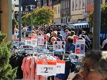 Viele Menschen nutzten das schöne Wetter für einen Besuch in Bad Staffelstein am verkaufsoffenen Sonntag. Fotos: Tobias Kindermann