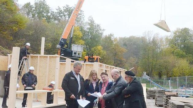 Der Bau eines Mehrzweckgeb&auml;udes am Schwimmbad in Wei&szlig;enbrunn macht gute Fortschritte. Davon &uuml;berzeugten sich an der Baustelle (von links) Zimmerermeister Gerhard K&ouml;gel, Marion K&ouml;gel, Ruth T&ouml;lg (Kassiererin), B&uuml;rgermeister und Vereinsvorsitzender Egon Herrmann sowie Bernd Schneider (Schriftf&uuml;hrer).  Foto: K.- H. Hofmann