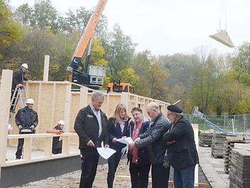 Der Bau eines Mehrzweckgebäudes am Schwimmbad in Weißenbrunn macht gute Fortschritte. Davon überzeugten sich an der Baustelle (von links) Zimmerermeister Gerhard Kögel, Marion Kögel, Ruth Tölg (Kassiererin), Bürgermeister und Vereinsvorsitzender Egon Herrmann sowie Bernd Schneider (Schriftführer).  Foto: K.- H. Hofmann