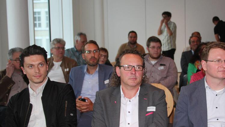 Die Sparkasse Kulmbach-Kronach stellte der IHK ihre Räumlichkeiten zur Verfügung, nicht nur Händler aus Kulmbach kamen zur Diskussionsveranstaltung "Zurück zur Mitte", sondern auch Eigentümer von Immobilien, Unternehmer und  Vertreter aus der Gastronomie.Sonny Adam