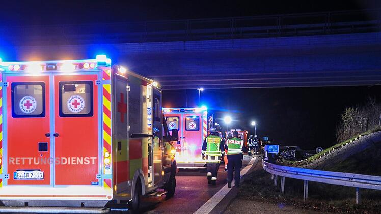 Bei einem Unfall auf der A73 bei Hirschaid wurden am Sonntagmorgen vier junge Frauen verletzt. Foto: NEWS5 / Merzbach