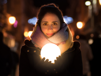 Raus aus dem Stimmungstief: Mit dem VGN-Adventskalender schaffen Sie sich Lichtblicke im Alltag und kommen gegen den Winterblues an. Foto: Adobe Stock/daviddelossan