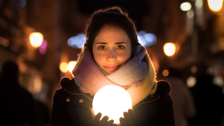 Raus aus dem Stimmungstief: Mit dem VGN-Adventskalender schaffen Sie sich Lichtblicke im Alltag und kommen gegen den Winterblues an. Foto: Adobe Stock/daviddelossan