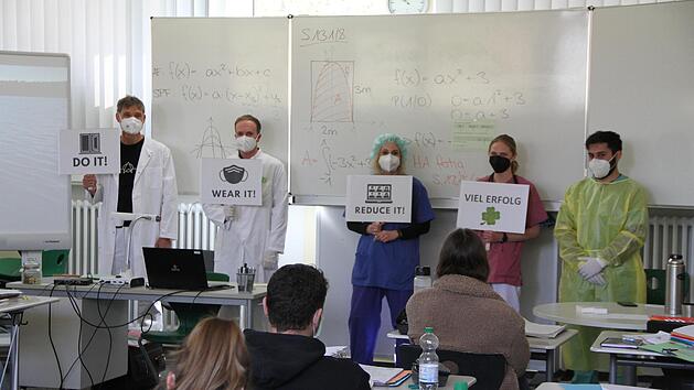 Die "Schul-Virologen" (von rechts) Yezdansher Mohammed, Antonia Heuring, Sabrina Birner, Luca Kirchner und J&uuml;rgen Puschmann machten an der FOSBOSNES dem Abschlussjahrgang 2021 wenige Wochen vor den Pr&uuml;fungen noch einmal Mut,  mahnten wegen Corona aber auch  zur Vorsicht. Foto: Johannes Benkert