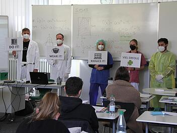 Die "Schul-Virologen" (von rechts) Yezdansher Mohammed, Antonia Heuring, Sabrina Birner, Luca Kirchner und Jürgen Puschmann machten an der FOSBOSNES dem Abschlussjahrgang 2021 wenige Wochen vor den Prüfungen noch einmal Mut,  mahnten wegen Corona aber auch  zur Vorsicht. Foto: Johannes Benkert