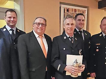 Reinhard Seiler erhielt für 40 Jahre aktiven Dienst das staatliche Ehrenzeichen in Gold. Mit im Bild (von links) Bürgermeister Gerhard Schneider, KBR Thomas Hoffmann, stellvertretender Landrat Dieter Schaar, Reinhard Seiler, Vorsitzender Manuel Gu...