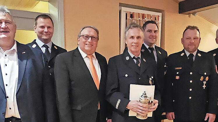 Reinhard Seiler erhielt für 40 Jahre aktiven Dienst das staatliche Ehrenzeichen in Gold. Mit im Bild (von links) Bürgermeister Gerhard Schneider, KBR Thomas Hoffmann, stellvertretender Landrat Dieter Schaar, Reinhard Seiler, Vorsitzender Manuel Gu...