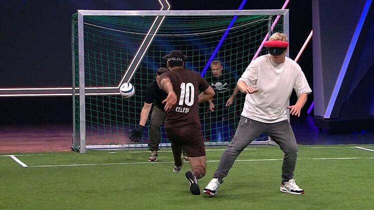 "Dreckiger Sieg" sagte Tim Mälzer berechtigterweise nach dem schmeichelhaften 3:2 im "Blindenfußball" gegen Champion Serdal Celebi.