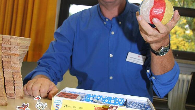 Wolfgang Küspert-Jungmann erklärte den Beruf des Heilerziehungspflegers. Die Materialien sind schön bun.