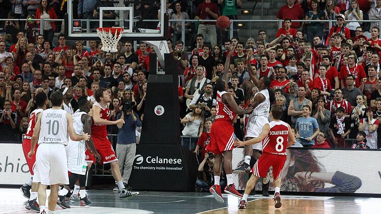 Die Brose Baskets verlieren den Krimi gegen die Bayern mit 75:76 und damit auch das Rennen um den ersten Platz. Foto: sportpress