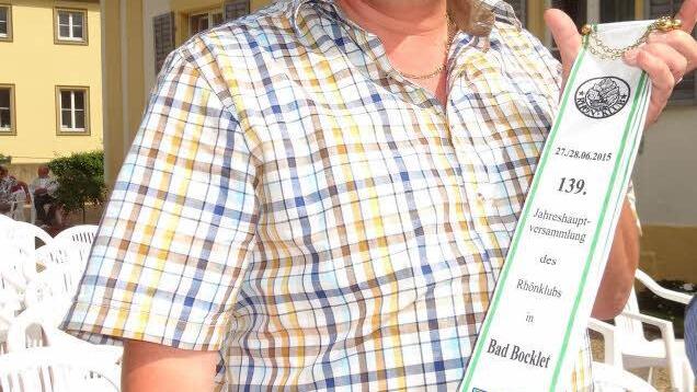 Hauptwanderwart Uwe Schleicher mit dem Wimpel zur 139. Hauptversammlung des Rhönnklubs in Bad Bocklet.