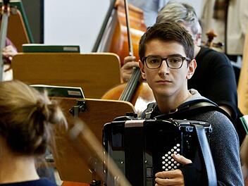 Der junge Akkordeon-Virtuose Henrik Letzer ist am Samstag der Solist im Mitmachkonzert des Landestheaters Coburg. Beginn: 18.30 UhrFoto: Jochen Berger