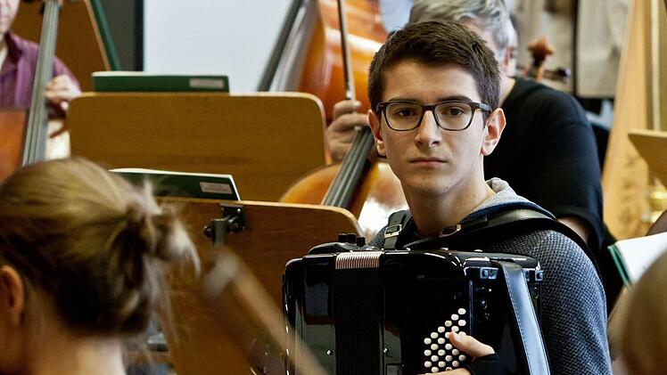 Der junge Akkordeon-Virtuose Henrik Letzer ist am Samstag der Solist im Mitmachkonzert des Landestheaters Coburg. Beginn: 18.30 UhrFoto: Jochen Berger