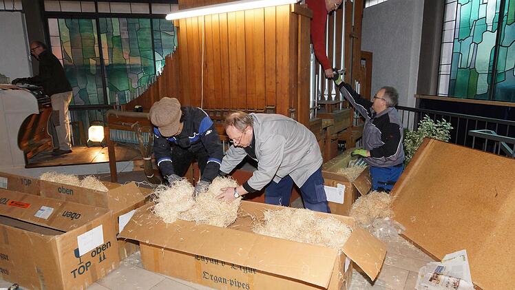 Die Mitarbeiter verpacken die Teile sorgsam.Foto: Arkadius Guzy