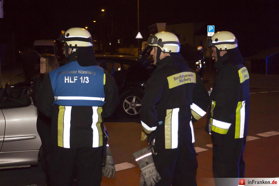 Auto kracht in Nürnberg gegen Ampelmast