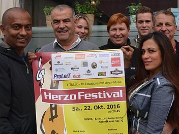 Die Wirte freuen sich auf das Herzofestival am 22. Oktober (von links): Jagath Rideevitage Don (Kandy), Sempatin Hasan und Nina Manzke (Backhaus), Bea Wirth (Ratskeller), Niko Raab (Espressovita) sowie Edlene und Stefan Gauster (Latinos)  Foto: Bernhard Panzer