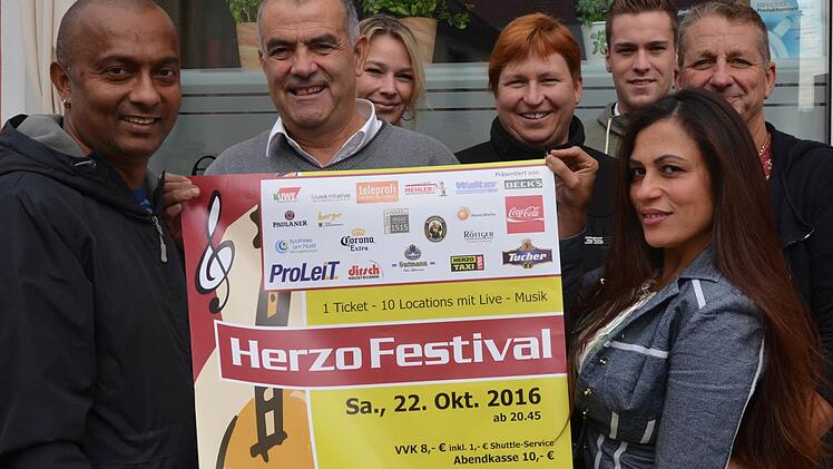 Die Wirte freuen sich auf das Herzofestival am 22. Oktober (von links): Jagath Rideevitage Don (Kandy), Sempatin Hasan und Nina Manzke (Backhaus), Bea Wirth (Ratskeller), Niko Raab (Espressovita) sowie Edlene und Stefan Gauster (Latinos)  Foto: Bernhard Panzer