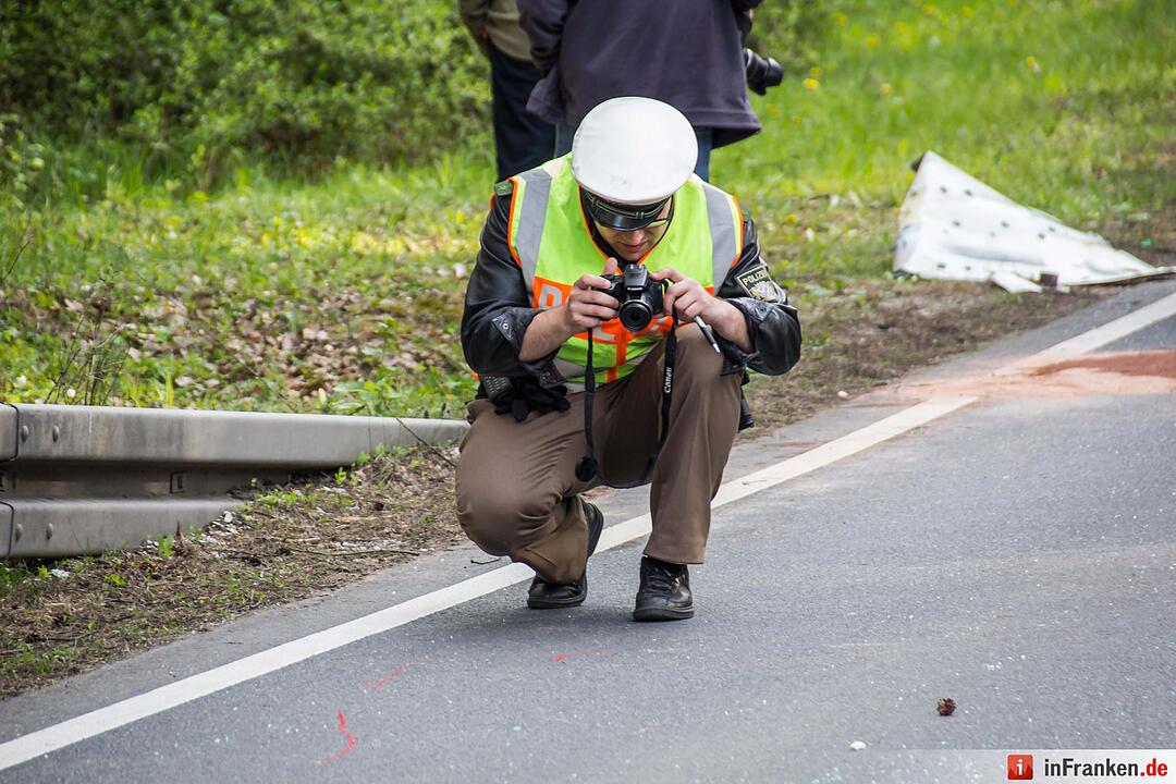 Unfall: Auto gerät bei Beutelsdorf auf Gegenfahrbahn und streift einen Traktor