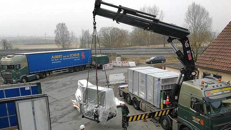 Jeder der 20 Container, die  am Dienstag  per Kran von den vier Lastwagen der holländischen Spedition abgeladen wurden, wiegt etwa sieben Tonnen. Foto: Christian Müller