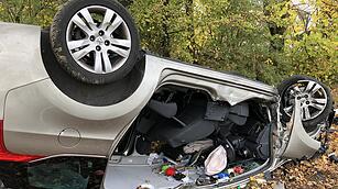 Schwerer Unfall im Kreis N&uuml;rnberg: Gegen Baum geprallt und &uuml;berschlagen