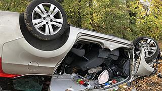Schwerer Unfall im Kreis N&uuml;rnberg: Gegen Baum geprallt und &uuml;berschlagen
