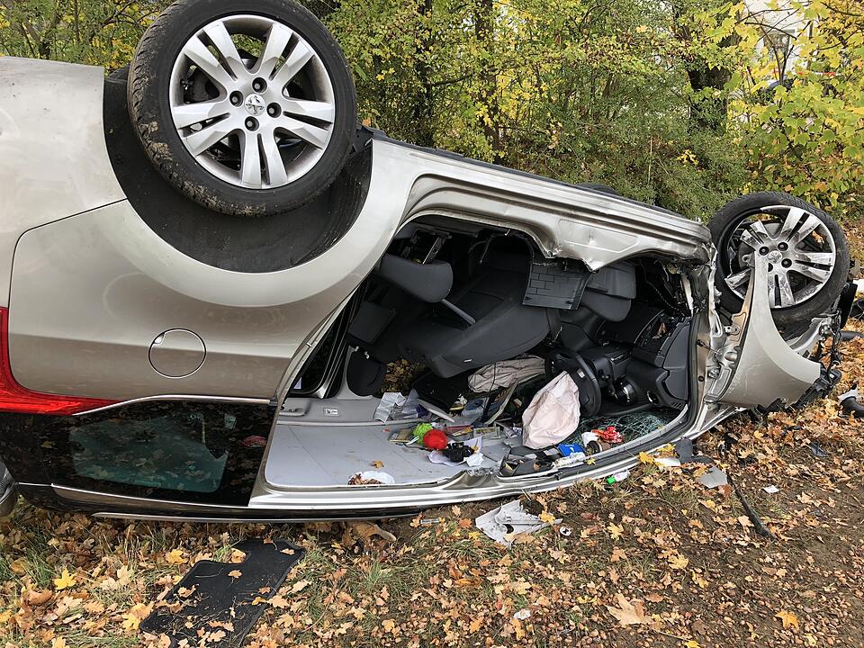 Schwerer Unfall im Kreis Nürnberg: Gegen Baum geprallt und überschlagen
