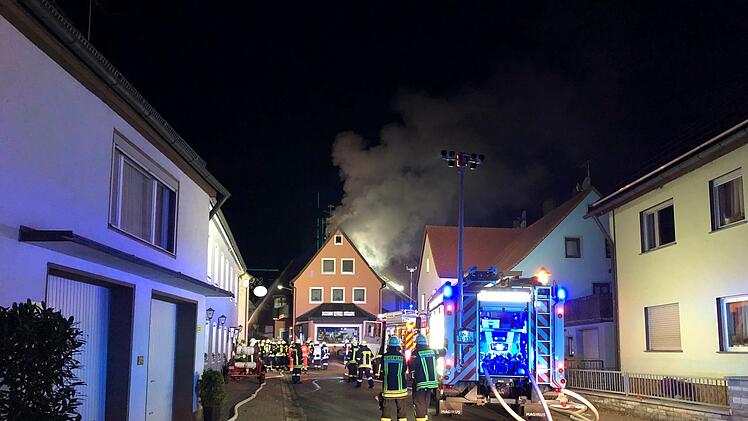 Drei Feuerwehrleute wurden bei dem Brand in Großhaslach leicht verletzt. Foto: News5/Schmelzer
