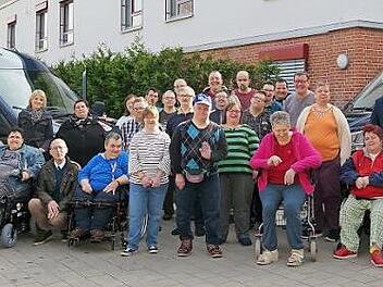 Freude bei den Bewohner, den Betreuern wie auch beim Vorstand und der Geschäftsführung der Lebenshilfe Kronach: Die "Aktion Mensch" hat für die beiden Wohnheime jeweils einen Kleinbus bezuschusst. Foto: Schülein