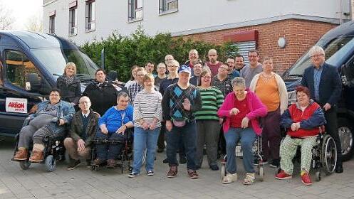 Freude bei den Bewohner, den Betreuern wie auch beim Vorstand und der Geschäftsführung der Lebenshilfe Kronach: Die "Aktion Mensch" hat für die beiden Wohnheime jeweils einen Kleinbus bezuschusst. Foto: Schülein