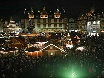 Alle warten aufs Christkind und den Oberbürgermeister, damit sie den Weihnachtsmarkt eröffnen: Dieses Bild mit dicht gedrängten Menschen auf dem Markt stammt von 2019. 2020 wird es diese Szenerie nicht geben. Foto: Barbara Herbst/CT-Archiv