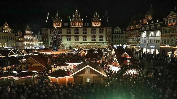 Alle warten aufs Christkind und den Oberbürgermeister, damit sie den Weihnachtsmarkt eröffnen: Dieses Bild mit dicht gedrängten Menschen auf dem Markt stammt von 2019. 2020 wird es diese Szenerie nicht geben. Foto: Barbara Herbst/CT-Archiv