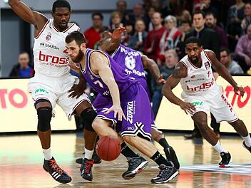 Fast auf den Tag genau vor sechs Jahren: Alex Ruoff (mit Ball) im Trikot der BG Göttingen gegen die ehemaligen Bamberger Trevor Mbakwe (links) und Brad Wanamaker. Daniel Löb