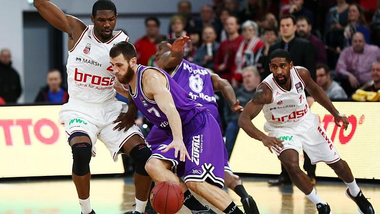Fast auf den Tag genau vor sechs Jahren: Alex Ruoff (mit Ball) im Trikot der BG Göttingen gegen die ehemaligen Bamberger Trevor Mbakwe (links) und Brad Wanamaker. Daniel Löb