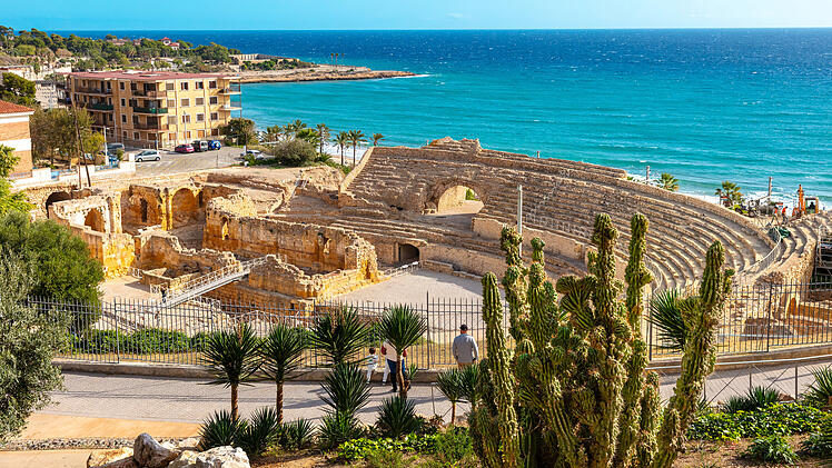 Das antike Amphitheater in Tarragona liegt direkt am Meer.