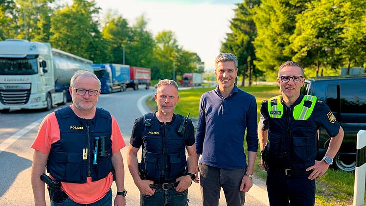 In Bayern begleitet Ingo Zamperoni (zweiter von rechts) die Arbeit der Grenzpolizei.