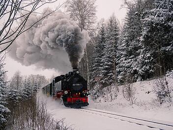 Eine Fahrt mit der Fichtelbergbahn durch das verschneite Erzgebirge ist ein eindrucksvolles Weihnachtsfesterlebnis.